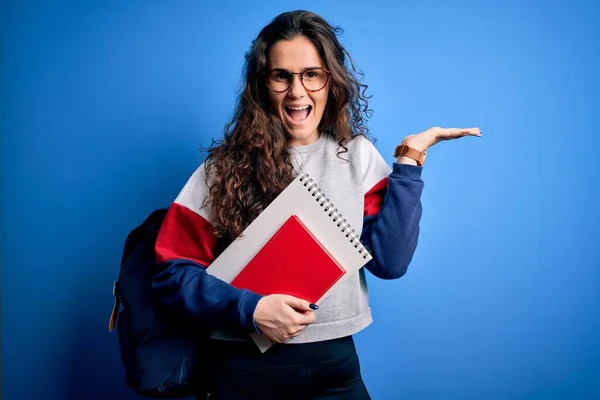 Jeune Étudiante Aux Cheveux Frisés Portant Sac Dos Cahier Notes — Photo