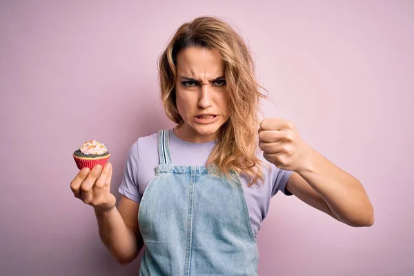 Young Beautiful Blonde Woman Eatimg Chocolate Cupcake Isolated Pink Background — ストック写真