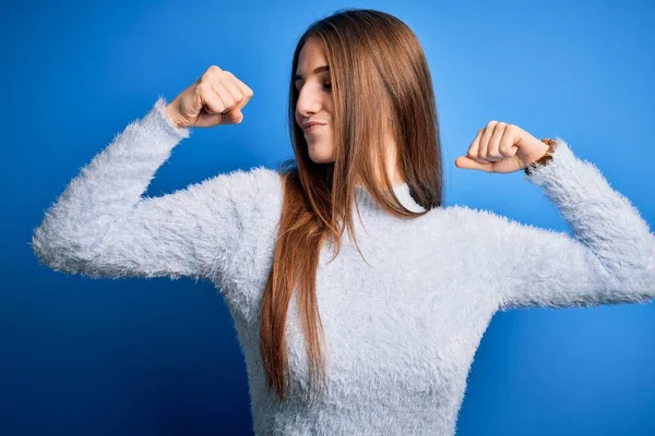 Mujer Pelirroja Hermosa Joven Con Suéter Casual Sobre Fondo Azul —  Fotos de Stock