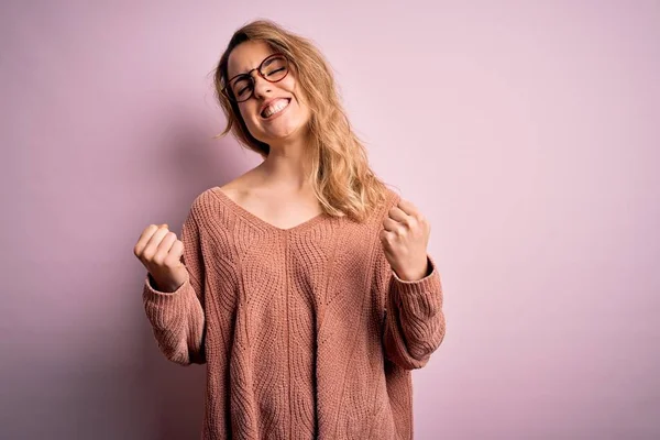 Mladá Krásná Blondýna Žena Sobě Ležérní Svetr Brýle Přes Růžové — Stock fotografie