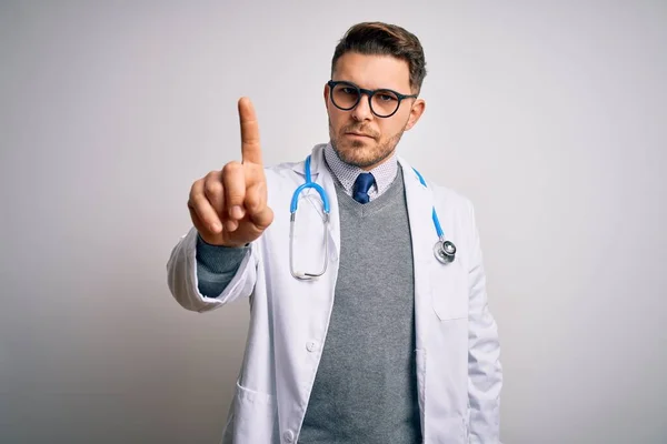 Ung Läkare Man Med Blå Ögon Bär Medicinsk Jacka Och — Stockfoto