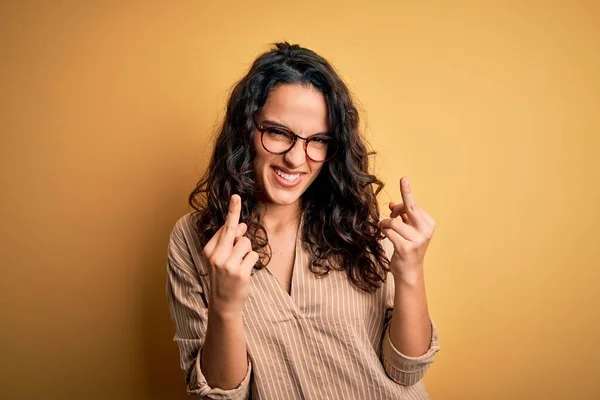 Hermosa Mujer Con Pelo Rizado Con Camisa Rayas Gafas Sobre —  Fotos de Stock