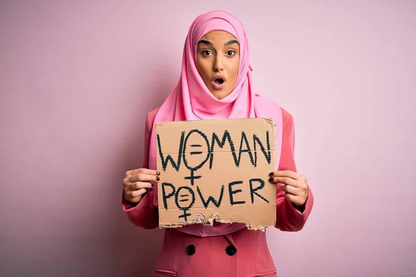Genç Aktivist Arap Kadın Pembe Müslüman Başörtüsü Takıyor Elinde Güç — Stok fotoğraf