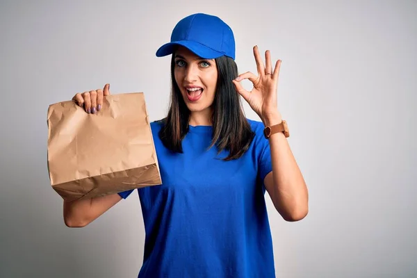 Молода Жінка Блакитними Очима Шапочці Тримає Паперовий Мішок Їжею Робить — стокове фото