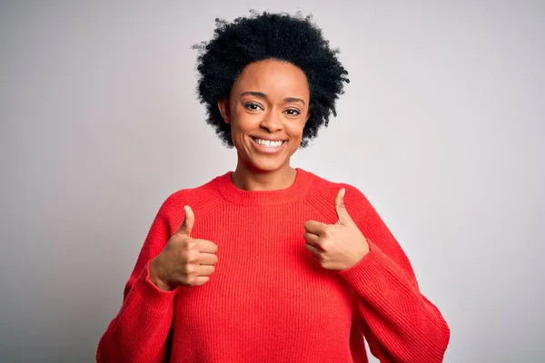 Ung Vacker Afroamerikansk Afro Kvinna Med Lockigt Hår Bär Röd — Stockfoto