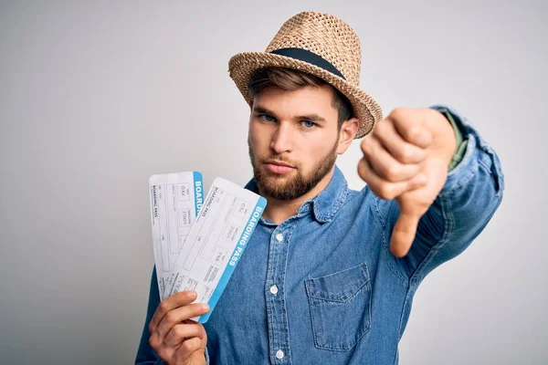 Joven Turista Rubio Con Ojos Azules Vacaciones Usando Sombrero Sosteniendo — Foto de Stock