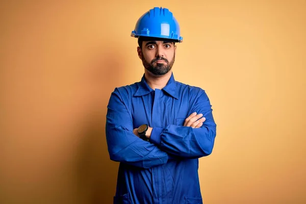 Mechanische Man Met Baard Draagt Blauw Uniform Veiligheidshelm Gele Achtergrond — Stockfoto