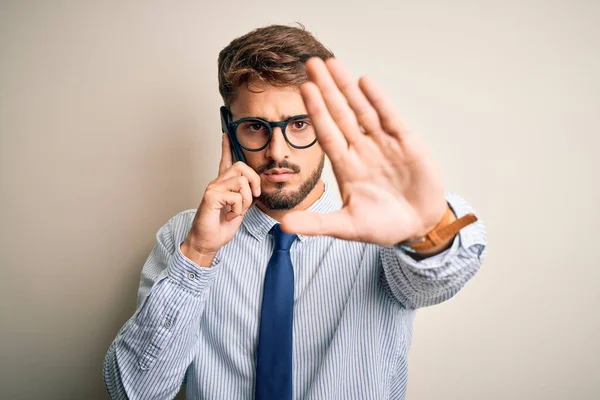 Jungunternehmer Unterhält Sich Smartphone Auf Weißem Hintergrund Mit Offener Hand — Stockfoto