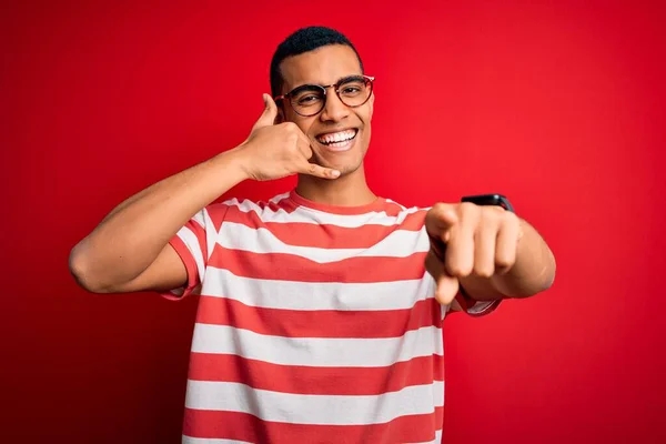 Jonge Knappe Afro Amerikaanse Man Met Een Casual Gestreept Shirt — Stockfoto