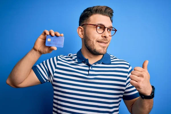 Ung Man Med Blå Ögon Bär Glasögon Och Hålla Kreditkort — Stockfoto