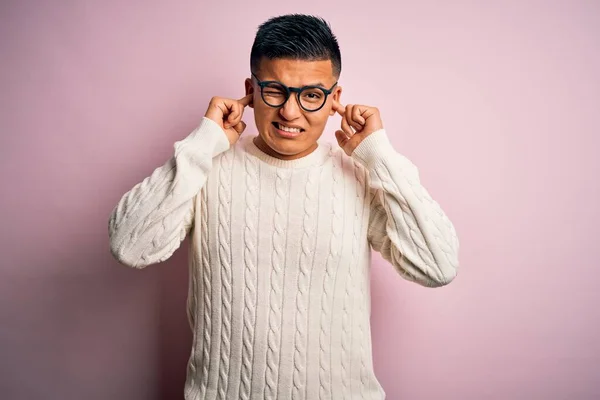 Homem Latino Bonito Jovem Vestindo Suéter Casual Branco Óculos Sobre — Fotografia de Stock