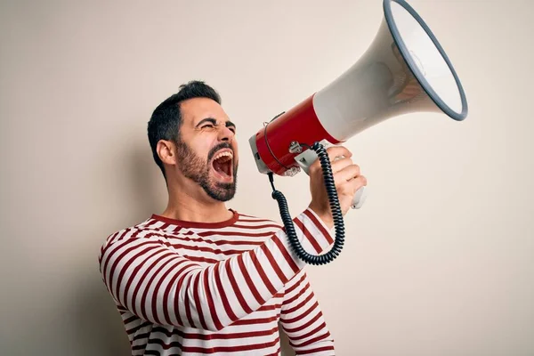 Hispánec Křičí Protest Megafonem Řvaní Vzrušený Ludspeaker Mluví Křičí Novinky — Stock fotografie