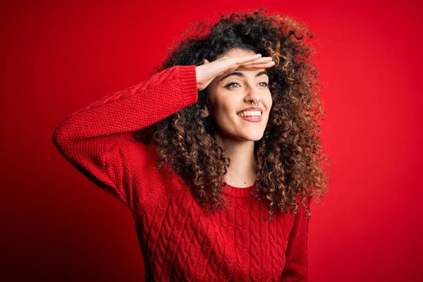 Mulher Bonita Nova Com Cabelo Encaracolado Piercing Vestindo Camisola Vermelha — Fotografia de Stock