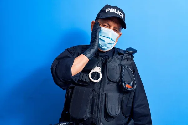 Mogen Polis Med Medicinsk Mask Coronavirus Och Karantänkoncept — Stockfoto