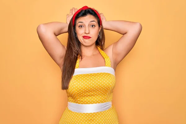 Jonge Spaanse Pin Vrouw Dragen Mode Sexy Jaren Stijl Gele — Stockfoto