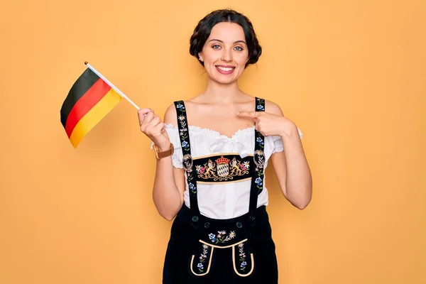 Jovem Mulher Alemã Patriótica Com Olhos Azuis Vestindo Vestido Octoberfest — Fotografia de Stock