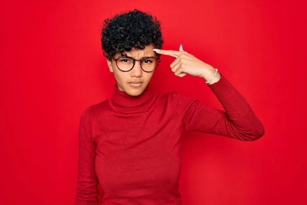 Junge Schöne Afroamerikanische Afro Frau Mit Rollkragenpullover Und Brille Die — Stockfoto