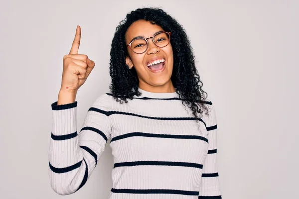 Ung Afrikansk Amerikansk Kvinna Bär Randig Tröja Och Glasögon Över — Stockfoto