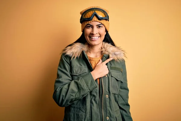 Joven Mujer Hispana Hermosa Con Gafas Esquí Abrigo Para Clima —  Fotos de Stock