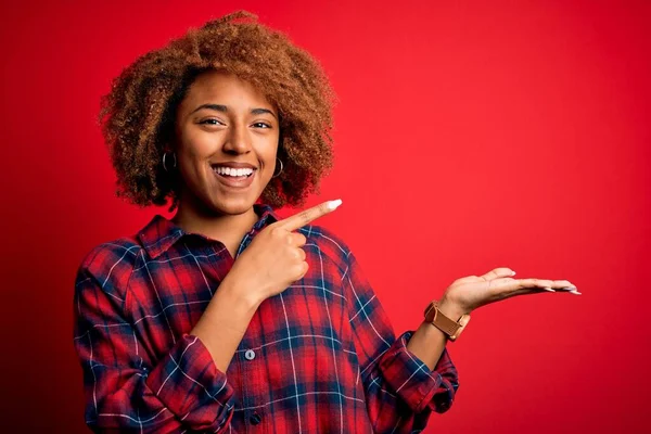 Mladý Krásný Afroameričan Afro Žena Kudrnaté Vlasy Sobě Ležérní Košile — Stock fotografie