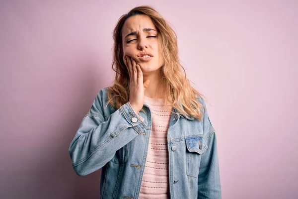 Young Beautiful Blonde Woman Wearing Casual Denim Jacket Standing Pink — Stock Photo, Image