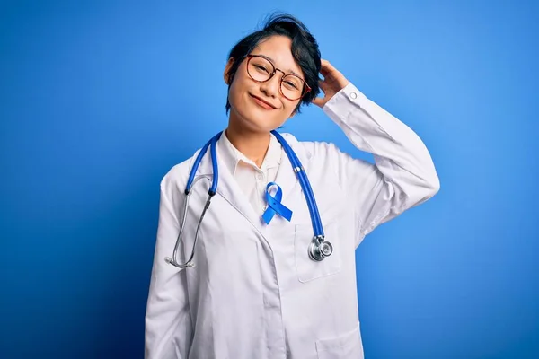 Młoda Piękna Azjatycka Lekarka Nosząca Stetoskop Płaszcz Niebieską Wstążką Nowotworową — Zdjęcie stockowe