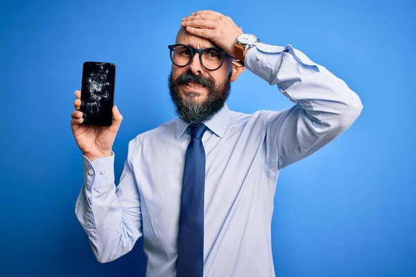 Όμορφος Φαλακρός Επιχειρηματίας Μούσι Κρατώντας Σπασμένο Smartphone Δείχνει Ραγισμένη Οθόνη — Φωτογραφία Αρχείου