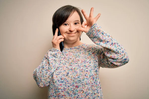 Молодая Женщина Синдромом Дауна Разговаривает Смартфоне Делает Хорошо Знак Пальцами — стоковое фото