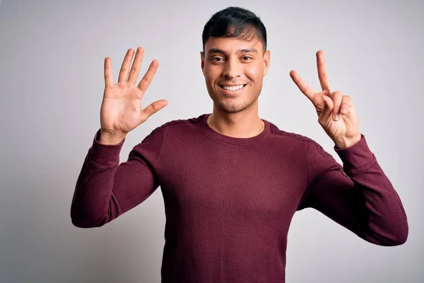 Junger Gutaussehender Hispanischer Mann Lässigem Hemd Steht Vor Weißem Hintergrund — Stockfoto