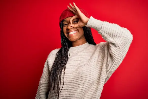 Ung Afrikansk Amerikansk Kvinna Bär Vinter Tröja Och Ull Hatt — Stockfoto