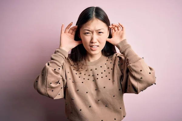 Giovane Bella Donna Asiatica Indossa Moda Elegante Maglione Sfondo Rosa — Foto Stock