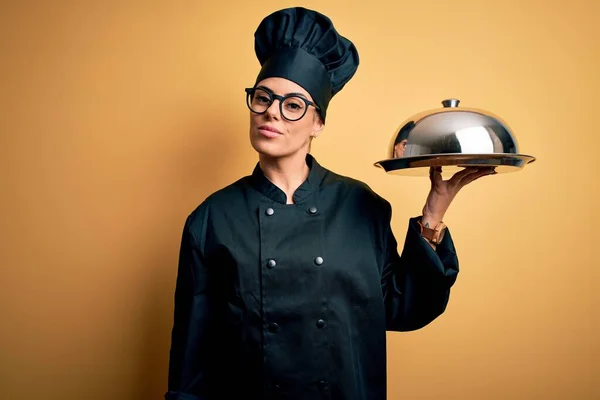Genç Güzel Esmer Aşçı Kadın Aşçı Üniforması Giyiyor Kafasında Kendine — Stok fotoğraf