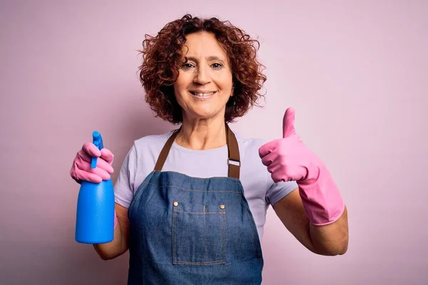 Frau Mittleren Alters Mit Lockigem Haar Putzt Hausarbeit Und Trägt — Stockfoto