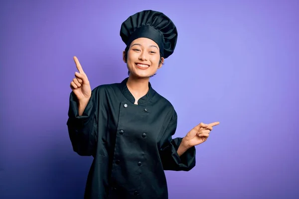 Joven Hermosa Mujer Chef China Con Uniforme Cocina Sombrero Sobre —  Fotos de Stock