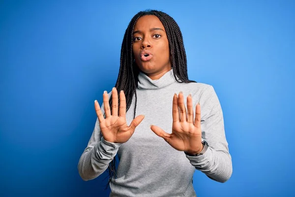 Joven Mujer Afroamericana Pie Con Cuello Alto Casual Sobre Fondo — Foto de Stock