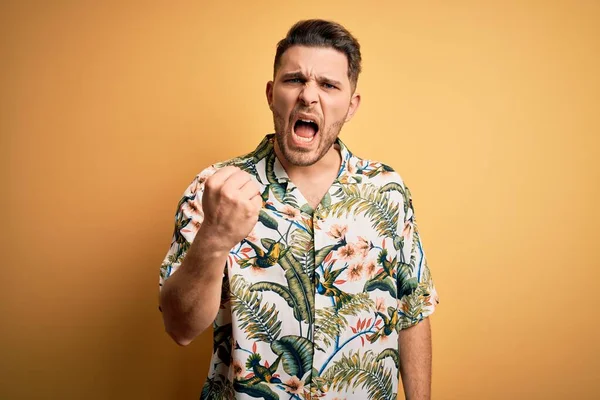 Young Man Blue Eyes Vacation Wearing Floral Summer Shirt Yellow — Stock Photo, Image