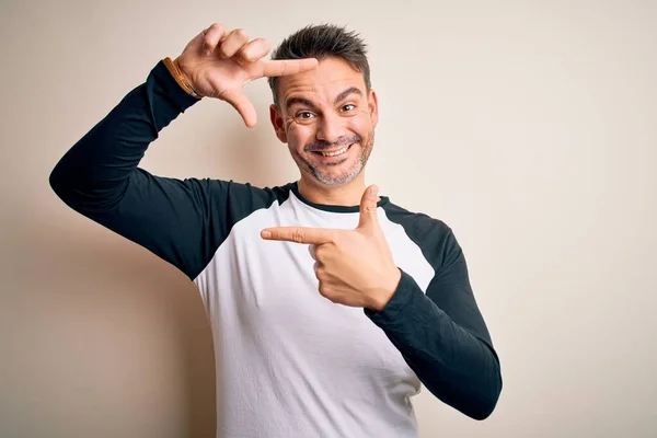 Ung Stilig Man Bär Casual Shirt Stående Över Isolerad Vit — Stockfoto