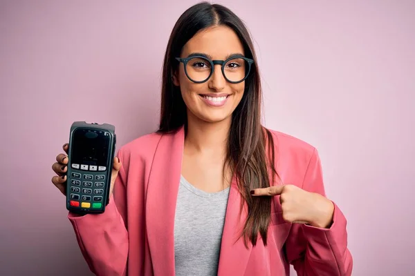 Junge Schöne Brünette Frau Mit Datafon Zahlen Mit Kreditkarte Finanzieren — Stockfoto