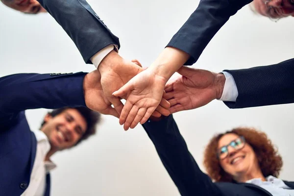 Grupo Trabajadores Negocios Sonriendo Felices Confiados Pie Círculo Con Sonrisa —  Fotos de Stock