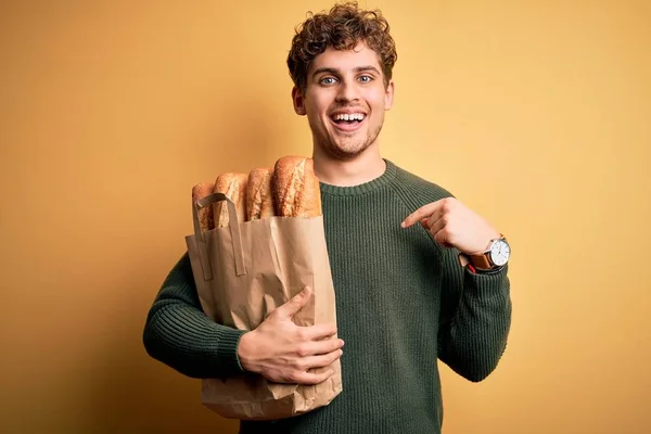 Sarışın Kıvırcık Saçlı Sarı Arka Planda Ekmek Torbası Tutan Kendini — Stok fotoğraf