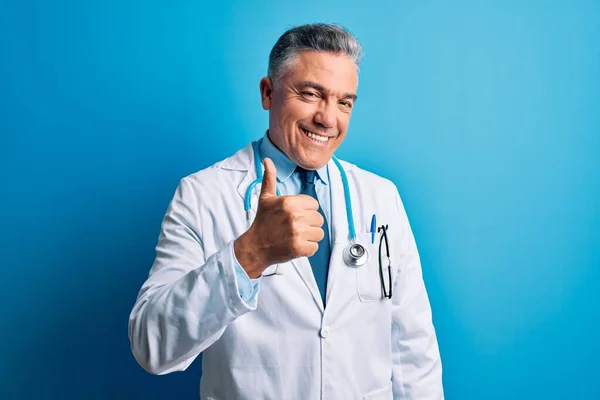 Moyen Âge Beau Médecin Aux Cheveux Gris Homme Portant Manteau — Photo