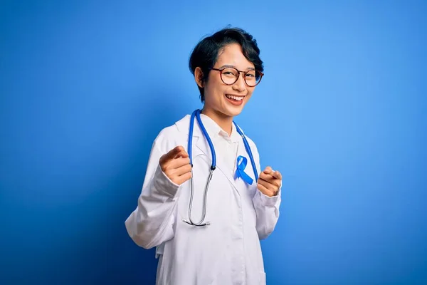 Νεαρή Όμορφη Ασιάτισσα Γιατρός Φορώντας Στηθοσκόπιο Και Παλτό Μπλε Κορδέλα — Φωτογραφία Αρχείου