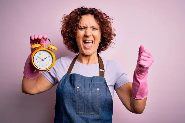 Frau Mittleren Alters Putzt Hausarbeit Mit Schürze Und Handschuhen Hält — Stockfoto