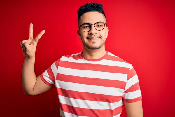 Homem Bonito Jovem Vestindo Shirt Listrada Casual Óculos Sobre Fundo — Fotografia de Stock