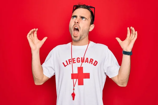 Pria Penjaga Pantai Tampan Mengenakan Kaos Dengan Salib Merah Dan — Stok Foto