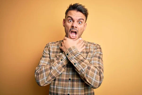 Joven Hombre Guapo Con Camisa Casual Pie Sobre Fondo Amarillo — Foto de Stock