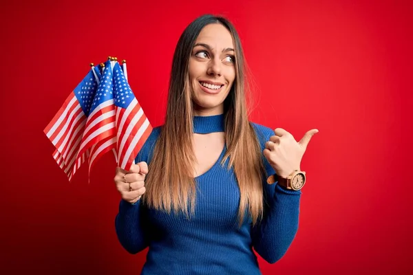 Ung Blond Patriotisk Kvinna Håller Usa Flagga Självständighetsdagen Den Juli — Stockfoto