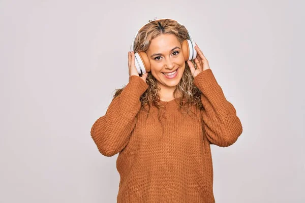 Joven Hermosa Mujer Rubia Escuchando Música Usando Auriculares Sobre Fondo — Foto de Stock