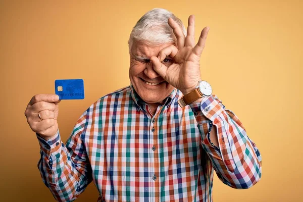 Senior Guapo Hoary Cliente Hombre Celebración Tarjeta Crédito Para Financiar —  Fotos de Stock