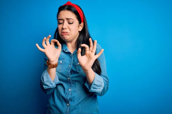 Junge Brünette Frau Trägt Lässiges Jeanshemd Über Blauem Isoliertem Hintergrund — Stockfoto